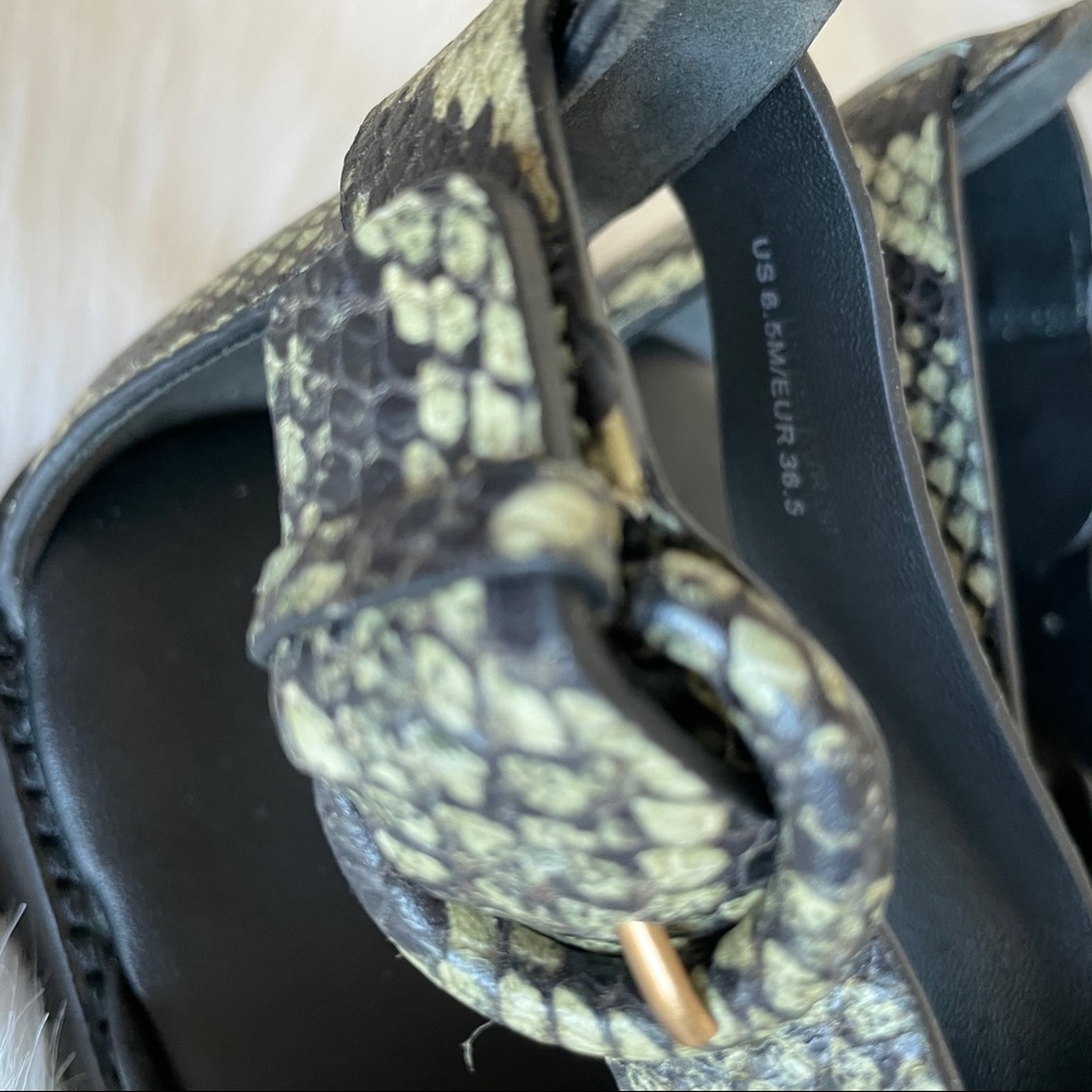 Vince Morris Leather Thong Sandals - Picture 5 of 8